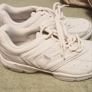 V4orce size 8 White tennis shoes